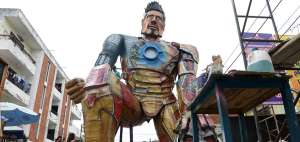 Iron Man, de 10 metros, es obra de Boris Cajas. Est&aacute; en la 14 y Febres Cordero. La figura ser&aacute; desarmada el 16 de enero a las 22:00. Las fotos con el monigote cuestan desde $1.
