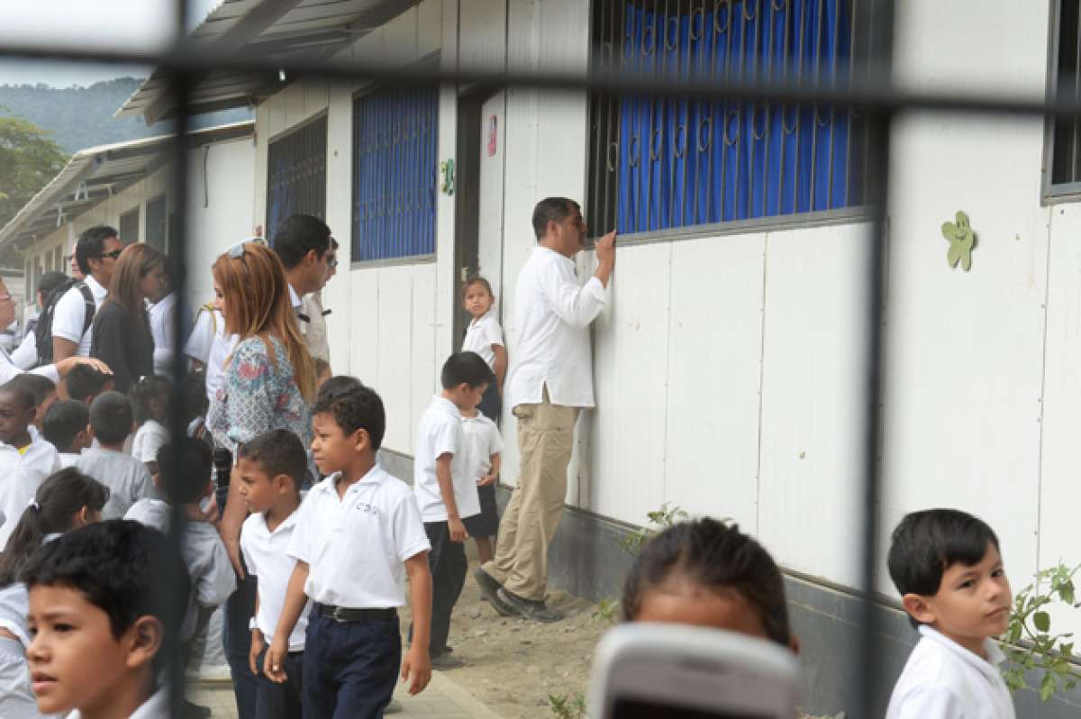 El presidente Rafael Correa supervisa la escuela fiscal Clara Le&oacute;n de Posligua, en Monte Sina&iacute;. Foto: Miguel Castro / El Tel&eacute;grafo