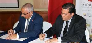 Brian Thompson (izq.), delegado de Iberia, y Dannylo Sub&iacute;a, director  subrogante de ProEcuador, firmaron el convenio este mi&eacute;rcoles.