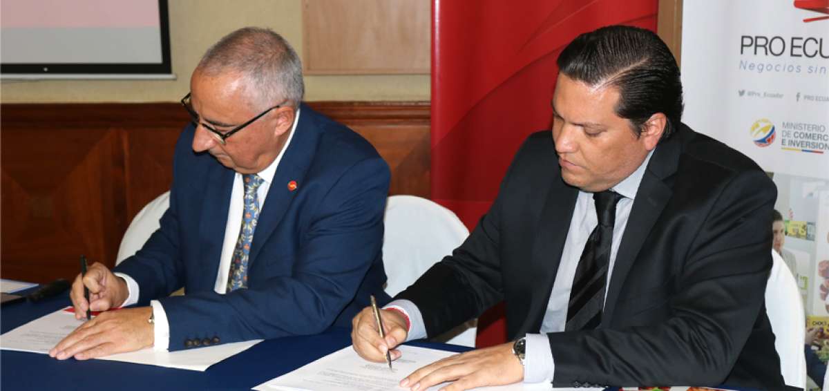 Brian Thompson (izq.), delegado de Iberia, y Dannylo Sub&iacute;a, director  subrogante de ProEcuador, firmaron el convenio este mi&eacute;rcoles.
