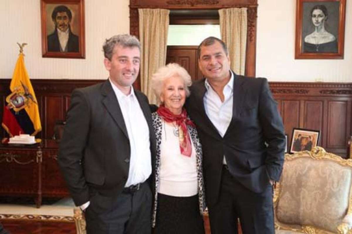 El presidente Rafael Correa recibi&oacute; en su despacho a los argentinos. Estos le obsequiaron una camiseta de la organizaci&oacute;n Abuelas de Mayo. Foto: Cortes&iacute;a / Presidencia de la Rep&uacute;blica.