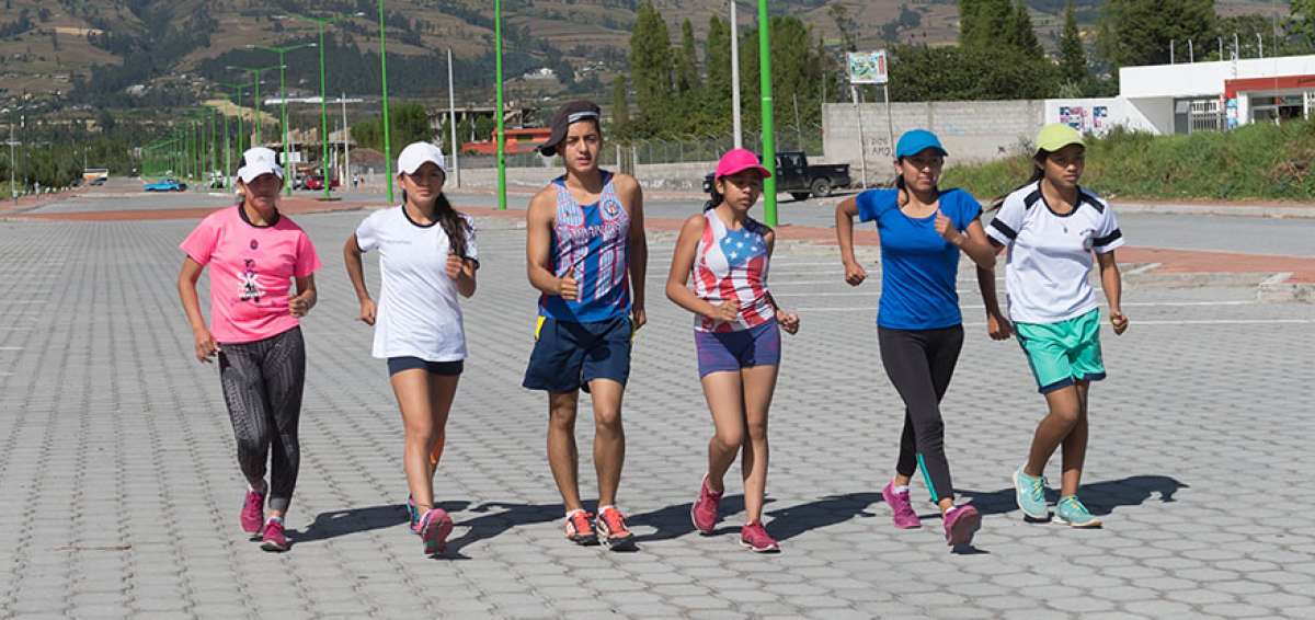 Glenda Morej&oacute;n Qui&ntilde;&oacute;nez (segunda desde la izquierda), en una pr&aacute;ctica de la escuela de atletismo Tarquino Jaramillo en el parque Ciudad Blanca, de Ibarra. 