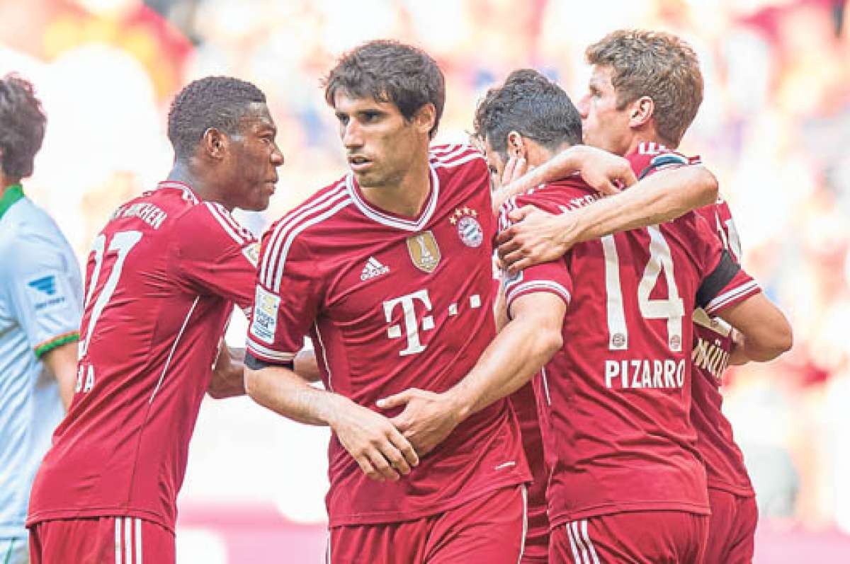 El peruano Claudio Pizarro (14) celebra con sus compa&ntilde;eros uno de los 2 tantos que marc&oacute;. Foto: EFE