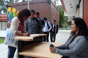 Algunos estudiantes llegaron acompa&ntilde;ados de sus  familiares para  recibir una inducci&oacute;n para sus clases de nivelaci&oacute;n. Foto: Diana Vera |  El Tel&eacute;grafo