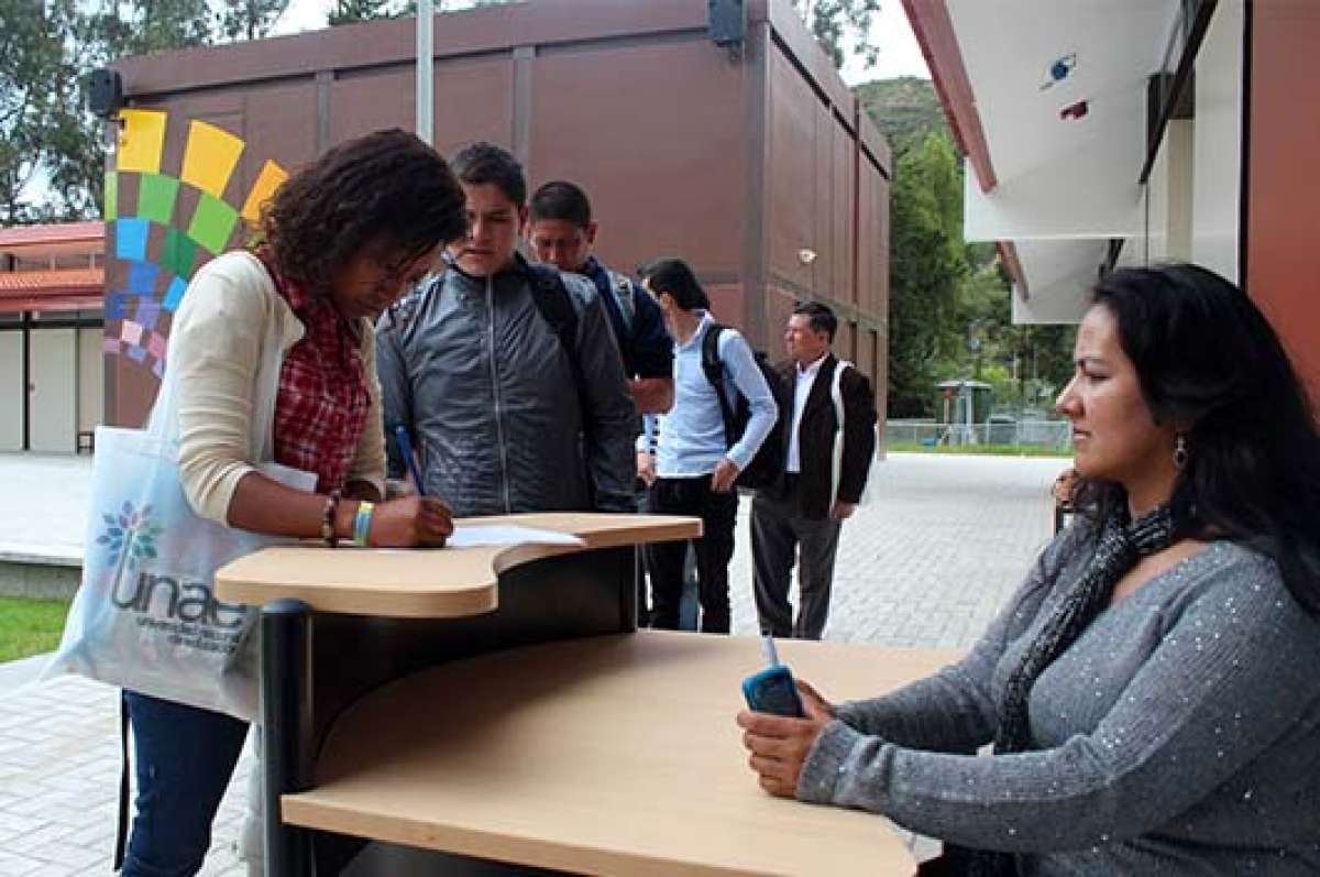 Algunos estudiantes llegaron acompa&ntilde;ados de sus  familiares para  recibir una inducci&oacute;n para sus clases de nivelaci&oacute;n. Foto: Diana Vera |  El Tel&eacute;grafo