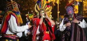 Delegaciones de cinco grupos desfilaron el &uacute;ltimo viernes por las calles de Quito con m&uacute;sica, danzas y ritmos tradicionales que deleitaron a la ciudadan&iacute;a.