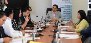 Mauro Andino (centro), titular de la Comisi&oacute;n de Justicia, present&oacute; el informe de personas ecuatorianas naturales y jur&iacute;dicas con empresas offshore.