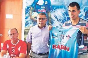 El presidente de la comisi&oacute;n de f&uacute;tbol del Manta, Jhon Mendoza, entreg&oacute; la camiseta n&uacute;mero 10 a Graci&aacute;n. Foto: Cortes&iacute;a Manta FC
