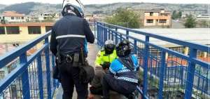 Agente que evit&oacute; suicidio: "Dios me empuj&oacute; a salvarle la vida"