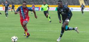El delantero de Independiente del Valle, Stiven Plaza (d), disputa el bal&oacute;n con &Aacute;ngel Gracia. El artillero &ldquo;rayado&rdquo; marc&oacute; el primer gol del encuentro.