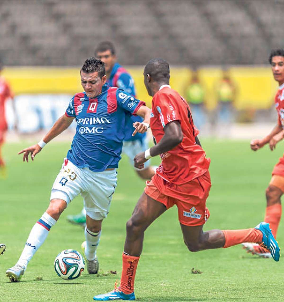 El delantero Carlos Garc&eacute;s (izq.) intenta dominar la pelota y superar la marca de un defensor de Mushuc Runa. Foto: Marco Salgado |  El Tel&eacute;grafo