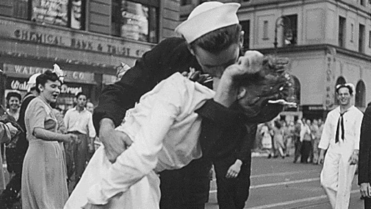 La identificaci&oacute;n del joven que protagoniz&oacute; aquel famoso beso estuvo sujeta a controversia, pero McDuffie siempre reivindic&oacute; que fue &eacute;l. Foto: Internet