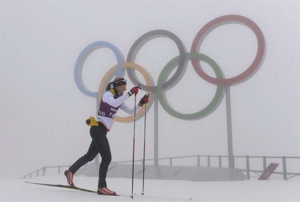  Un atleta entrena entre la densa niebla en Kr&aacute;snaya Poliana (Rusia). Foto: EFE