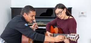 Eduardo Morales (foto), profesor de requinto, con cerca de 50 a&ntilde;os de trayectoria musical, forma parte del Museo-Escuela del Pasillo. 