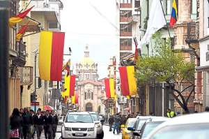 La calle Sim&oacute;n Bol&iacute;var de la capital azuaya fue embanderada desde el sector del parque de San Blas, previamente a los festejos de fundaci&oacute;n. Foto: Jos&eacute; Luis Llivisaca│El Tel&eacute;grafo