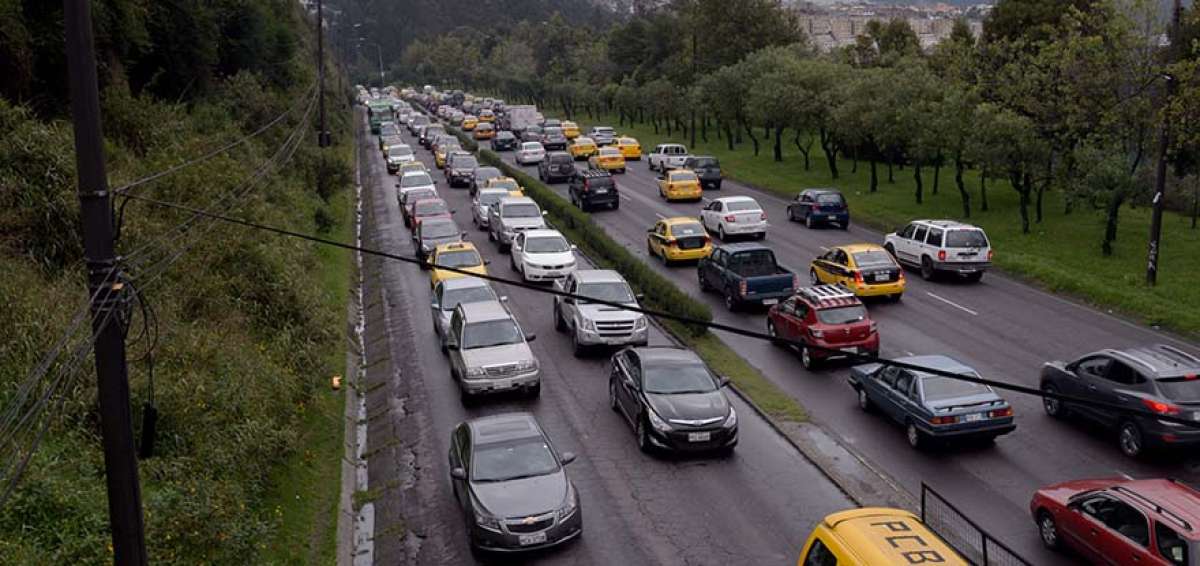 El tr&aacute;fico en horas pico prolonga los tiempos de viaje entre el norte y sur de la ciudad. Esto ocurre, por ejemplo, en la Av. Velasco Ibarra (foto).