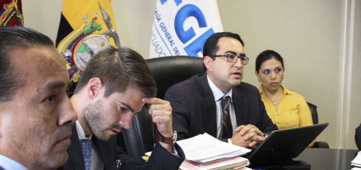 El fiscal General (der.) durante la versi&oacute;n del expresidente Rafael Correa.