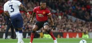 Tottenham gole&oacute; al United en el regreso de Valencia a la titularidad