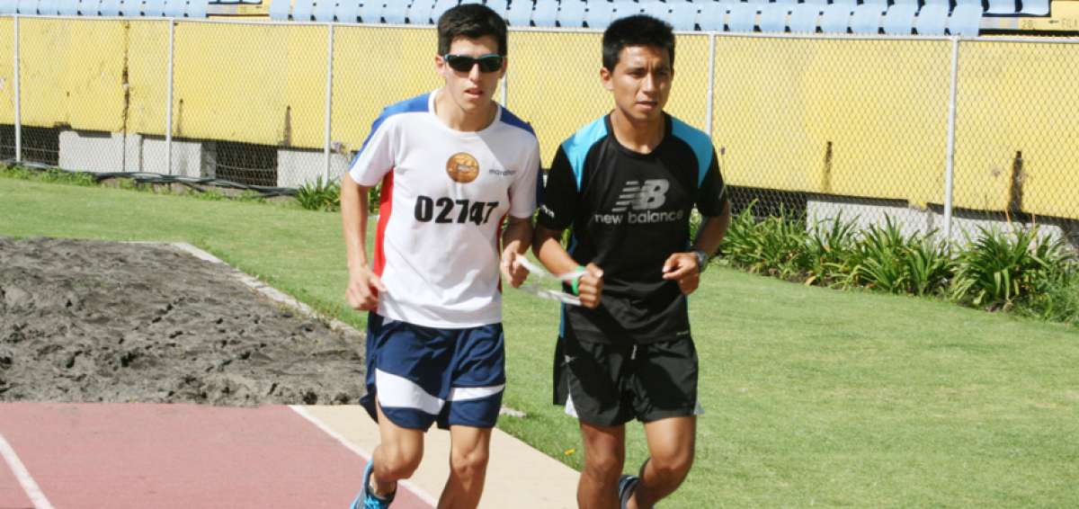 Darwin Castro (izquierda) y su gu&iacute;a Sebasti&aacute;n Rosero entrenan de lunes a domingo en Quito. El atleta buscar&aacute; clasificarse en los 5.000 metros. 