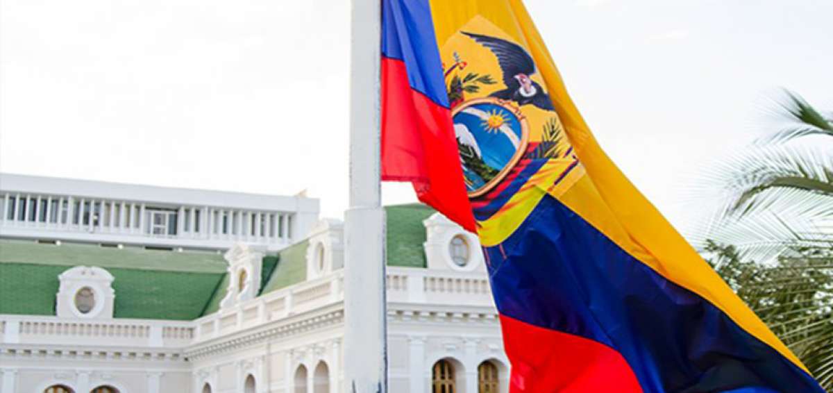 Bandera del Ecuador en el Palacio de Najas.