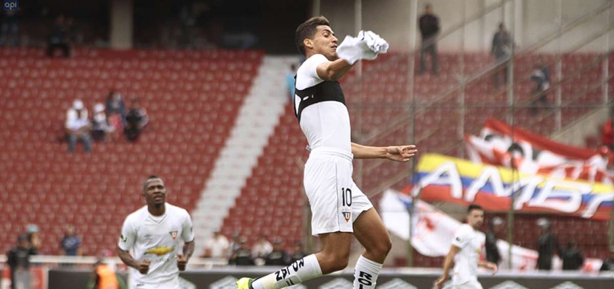 Jos&eacute; Francisco Cevallos festeja el tanto de tiro libre que le anot&oacute; ayer a Independiente del Valle y que signific&oacute; el marcador definitivo de 3-1 favorable a la &lsquo;U&rsquo;.