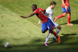 Joel Campbell es marcado por el mediocampista ingl&eacute;s Adam Lallana. Foto: AFP 