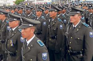  El ministro Jos&eacute; Serrano, durante la &uacute;ltima graduaci&oacute;n, entrega los implementos de protecci&oacute;n a los polic&iacute;as. Foto: Archivo / El Tel&eacute;grafo