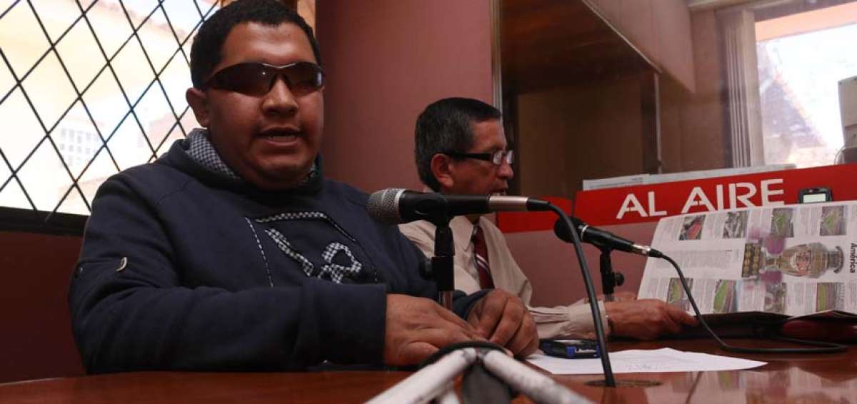 El joven colabora durante una hora en el programa deportivo Acci&oacute;n de radio Alfa de la capital azuaya. Su fuerte es narrar la tabla de posiciones.