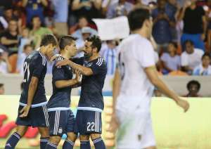 Ag&uuml;ero (c) celebra junto con Lavezzi uno de sus dos tantos anotados a Bolivia. Foto: AFP