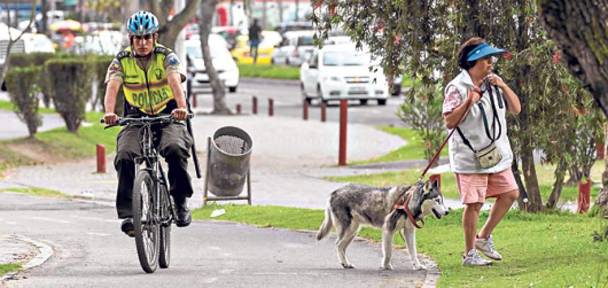 Los polic&iacute;as designados en el parque La Carolina realizan rondas en bicicleta para tener una movilidad m&aacute;s r&aacute;pida en caso de emergencias ciudadanas. Foto: John Guevara / El Tel&eacute;grafo