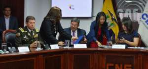 El general de la Polic&iacute;a Ramiro Mantilla, el ministro del Interior, C&eacute;sar Navas; y la presidenta del CNE, Nubia Villac&iacute;s, firmaron un convenio.