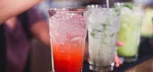 Una pr&aacute;ctica usual en las fiestas de los adolescentes es combinar alcohol con bebidas energizantes, pues los efectos estimulantes de esta mezcla producen euforia.
