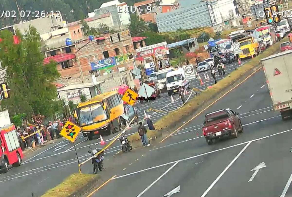 Tres personas fallecieron después de un accidente de tránsito en la vía Panamericana, a la altura de Otavalo. 