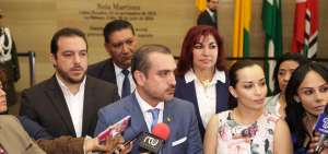 Legisladores del Partido Social Cristiano, de CREO, de Alianza PAIS y de la Revoluci&oacute;n Ciudadana se unieron para pedir el cambio de presidenta.