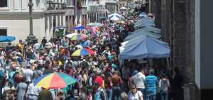Los quite&ntilde;os optaron por el turismo local. En las plazas y calles del Centro Hist&oacute;rico se realizaron varias ferias artesanales con alta concurrencia de personas. 