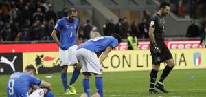 Los seleccionados italianos se lamentan tras perder la repesca ante Suecia en noviembre pasado. 