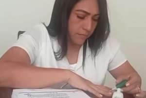 &ldquo;No me da el tiempo&rdquo;: concejal corre&iacute;sta justifica manicure durante sesi&oacute;n en Baba