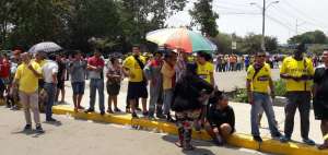 Aficionados 'amarillos' buscan un boleto para ver el cotejo del domingo.