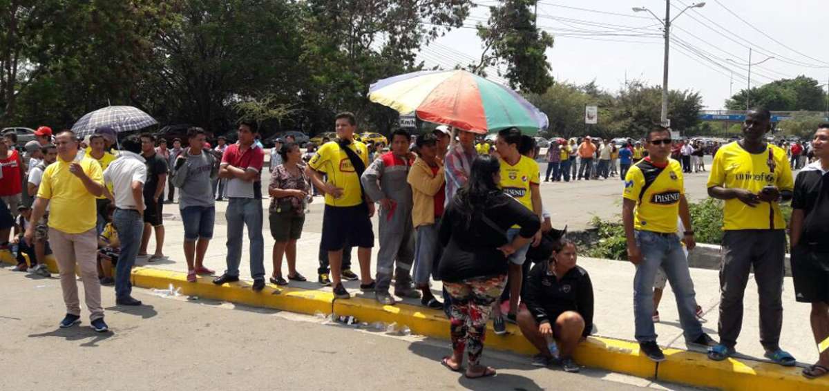 Aficionados 'amarillos' buscan un boleto para ver el cotejo del domingo.