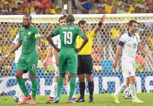El &aacute;rbitro Carlos Vera amonesta a Toure Yaya durante el partido de primera fase entre Grecia y Costa de Marfil. Foto: Archivo / El Tel&eacute;grafo