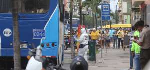 El chofer del bus avanz&oacute; dos cuadras, hasta G&oacute;mez Rend&oacute;n y la D&eacute;cima, y se detuvo cuando los pasajeros le dijeron que hab&iacute;a un baleado.