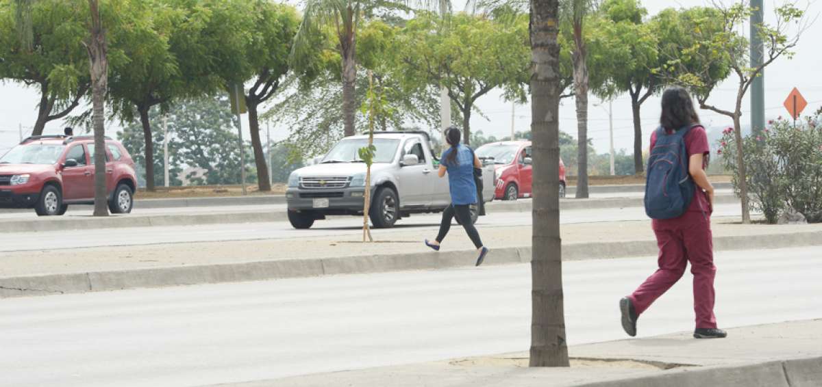 A la altura de Mucho Lote 2, los moradores deben esquivar los automotores para poder llegar a sus casas.