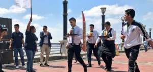 Meseros mostraron sus destrezas en su marat&oacute;n