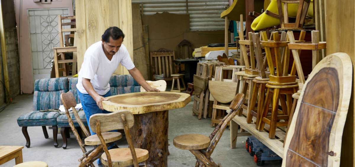 Tres personas laboran en este taller en donde reutilizan los desperdicios de las aserradoras o de agricultores que por diferentes motivos cortan un &aacute;rbol. 