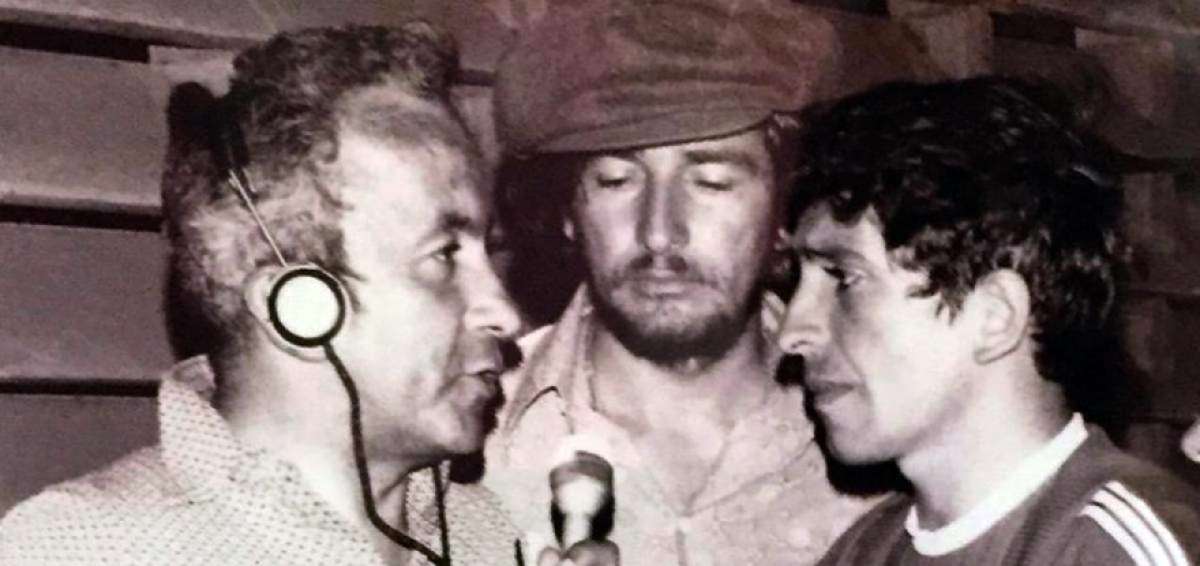 Alfonso Laso durante una entrevista a Polo Carrera, en su etapa de futbolista. Laso era conocido 'Pancho Moreno', un nombre que era sin&oacute;nimo del gol.