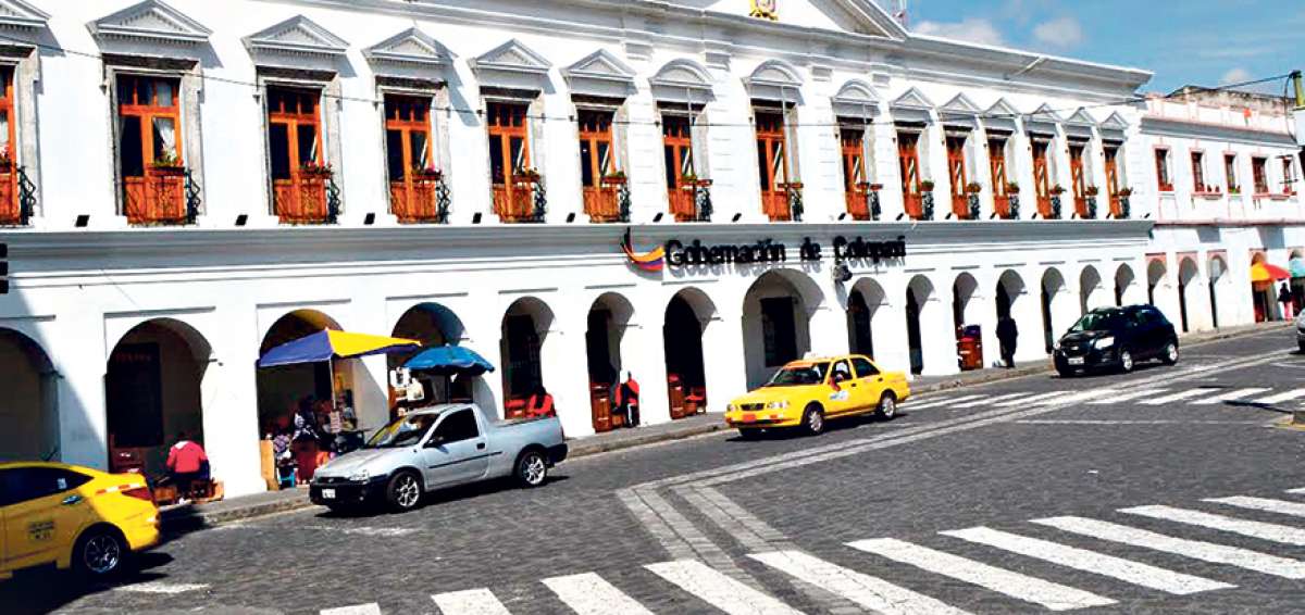 En la capital de la provincia de Cotopaxi (foto edificio de la Gobernaci&oacute;n) se cumplieron hoy varios actos c&iacute;vicos, militares y culturales. 