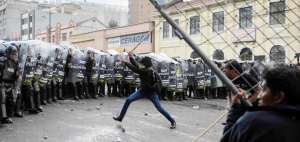 Luego de aprobarse las enmiendas, la oposici&oacute;n atac&oacute; a los polic&iacute;as que custodiaban la Asamblea. Hechos similares se registraron en Guayaquil, donde hubo dos detenidos.