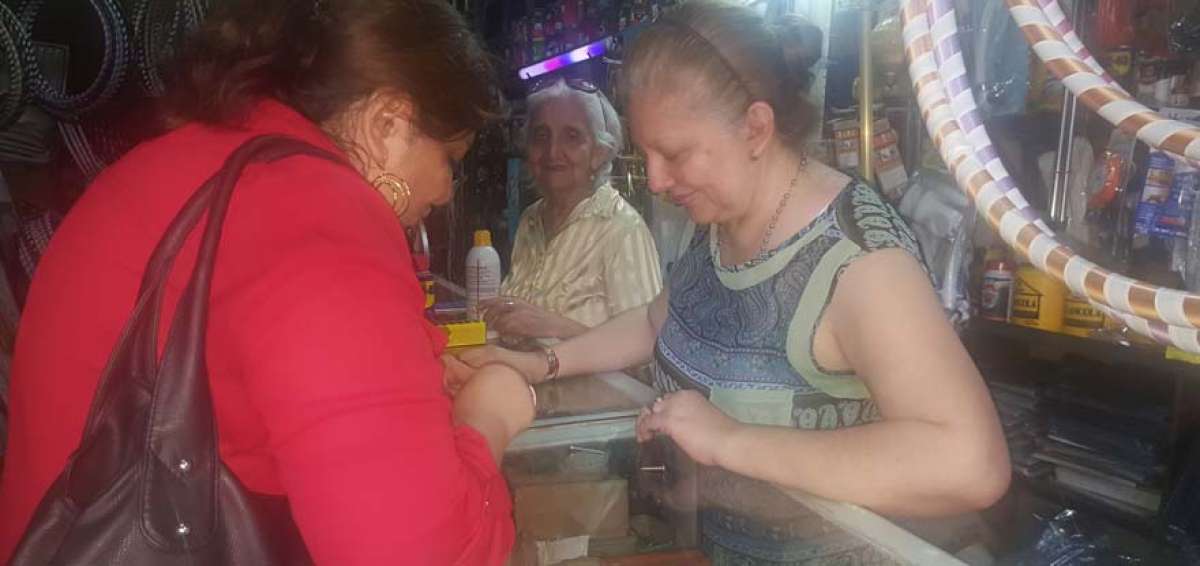 Madre e hija se dedican por completo a la atenci&oacute;n al cliente. El negocio  inici&oacute; en 1977.  