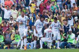 El brasile&ntilde;o Ronaldinho rindi&oacute; al estadio Azteca con s&oacute;lo 10 minutos de magia