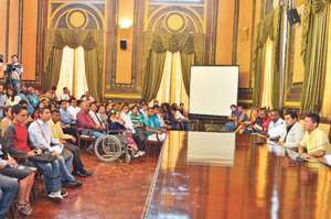 El sal&oacute;n principal del Municipio luci&oacute; lleno de universitarios y adolescentes de la iglesia Palacio del Rey. Foto: William Orellana / El Tel&eacute;grafo